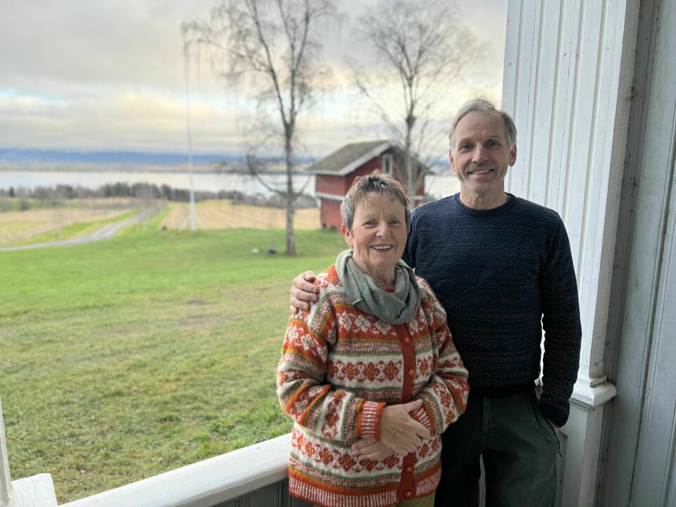STOLTE: Marianne (71) og Tor Breien (54) er etterkommere av Anne Marie Breien som satte sitt eget liv på spill og reddet 90 mennesker fra død og tortur. De er stolte og glade for den nye boken der tanten og grandtanten blir hedret.
