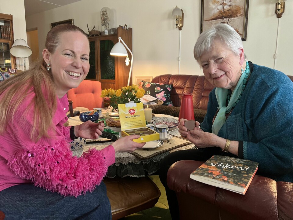 GLEDE: Jeg håper Marit fortsetter arbeidet sitt med å spre glede, sier Inger (92) som har besøk av venninnen hun fant i Norsk Ukeblad.