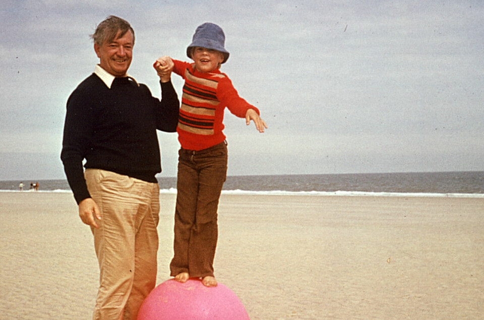 OMSORG: Kathrin med bestefar på stranden i 1977. Han var hennes forbilde, snill, klok og omsorgsfull. Men en dag skulle hun bli kjent med at han hadde en annen mørk side.
