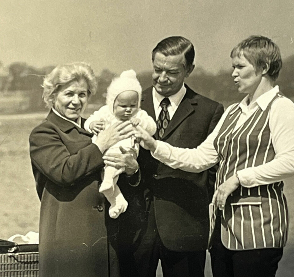 KJÆRLIG FAMILIE: Kathrin med sine besteforeldre, Elisabeth og Robert. Til venstre hennes mor Marie. Familien vokste opp i en tysk småby med en bunker i kjelleren.