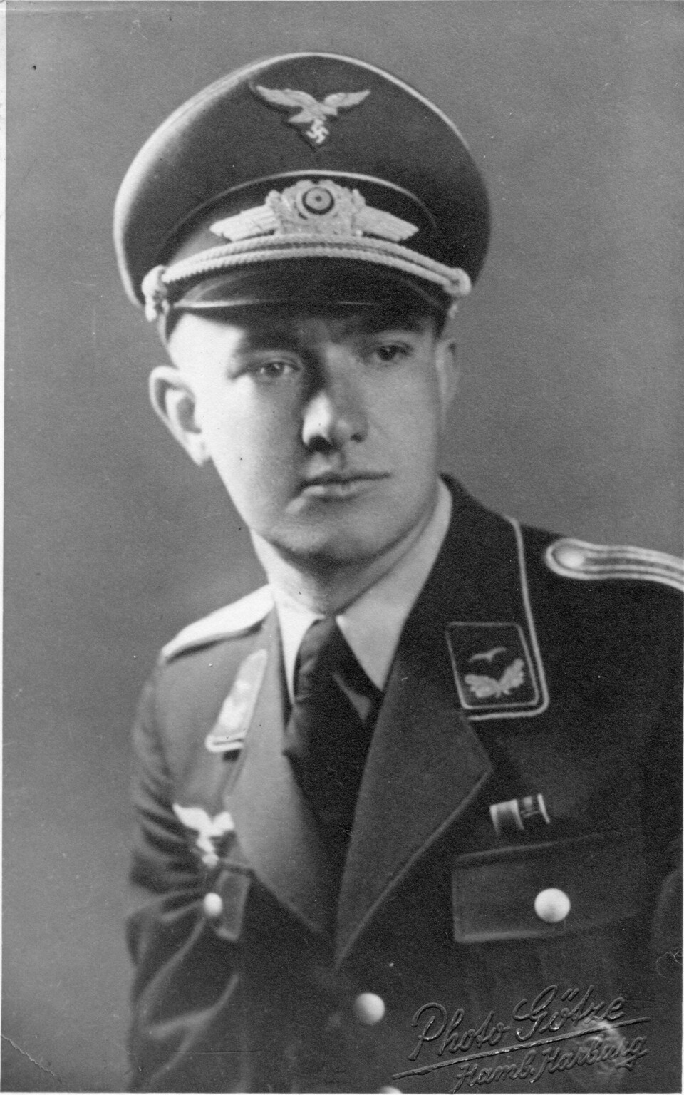 TYSK SOLDAT: Kathrins bestefar Robert startet pliktarbeidet 1. oktober 1937, rett etter gymnaset, 19 år gammel, i 1. Fallschirm-Panzer Division, Fra 1. september 1939 til 8. mai 1945, skulle han tjenestegjøre som Wehrmacht soldat.