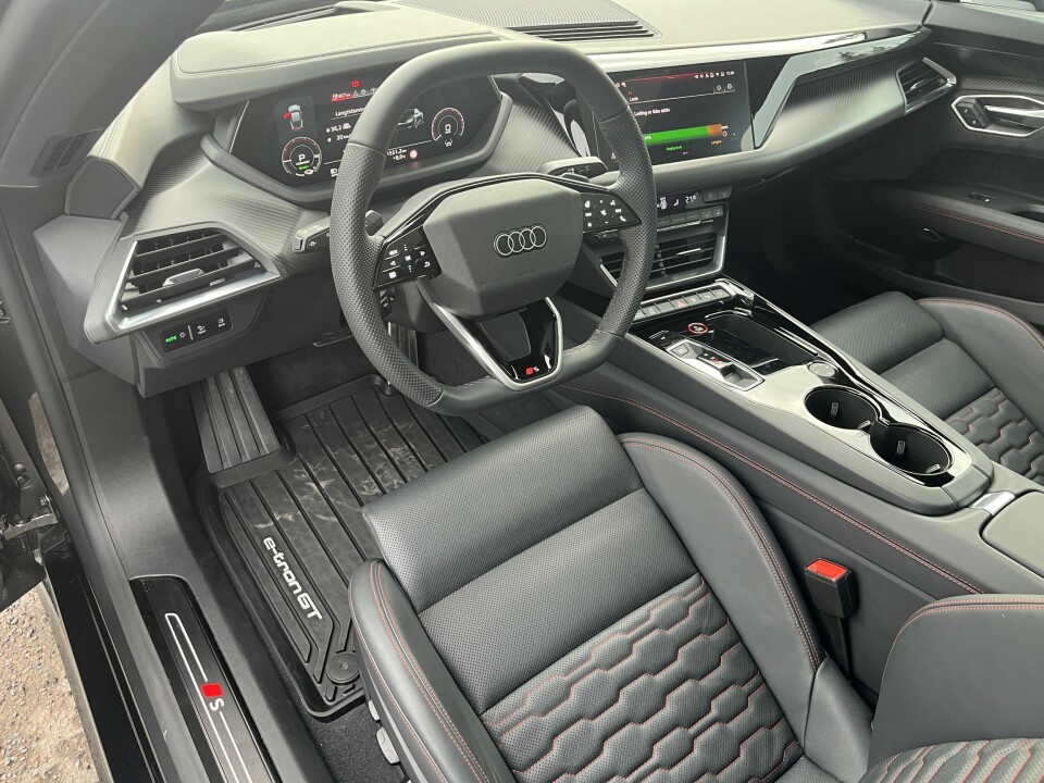 NYTT RATT: Førermiljøet er tilnærmet uendret bortsett fra nytt ratt med flere rattknapper. I RS-modellene følger også et par røde knapper for boost og ditt utvalgte RS-oppsett. Om førermiljøet ikke er verdens mest moderne, så er det idiotenkelt å betjene. Det er fortsatt nokså ugreit å lade mobiltelefonen med ledning. USB-uttaket er i oppbevaringsrommet og et egnet sted til å legge fra seg mobiler savnes.