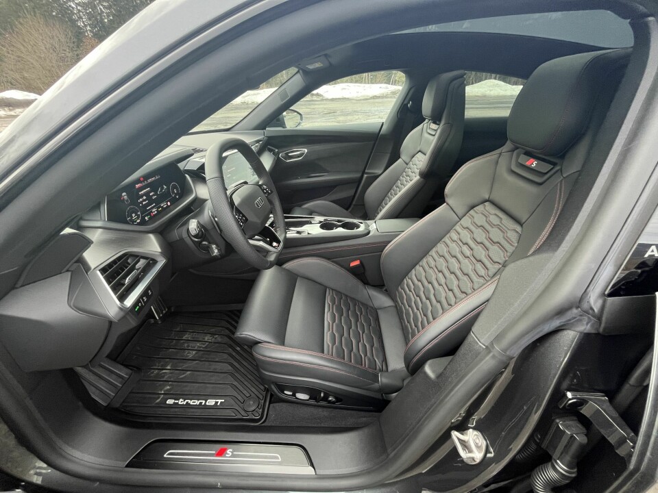HERLIGE SETER: S e-tron GT kommer standard med sportsseter Plus i skinn og Dinamica mikrofiber, 14-veis justering og solide sidevanger. Testbilen har sportsseter Pro i skinn (25 570 kroner ekstra) med både varme og kjøling.