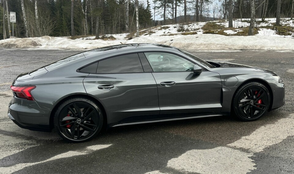 EKSTRAUTSTYR: Testbilen har høyytelsesbremser med wolframkarbid-belegg og røde bremsekalipere, som koster 40 070 kroner ekstra. Karbonkeramiske bremser koster 108 080 kroner ekstra.