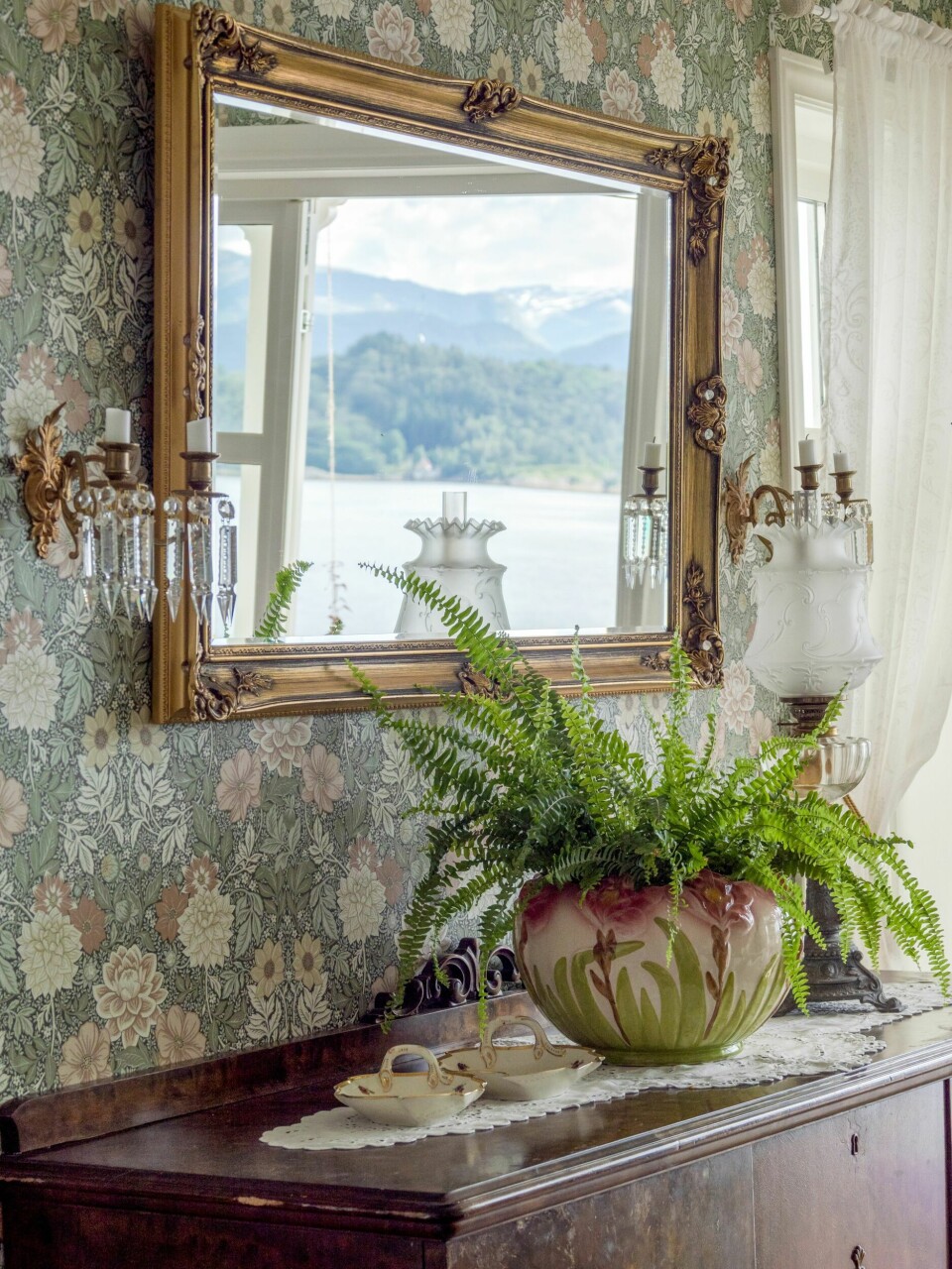 GJENNOMFØRT: Speilet i spistestuen har Tone arvet av svigermoren sin. Hun har prøvd å velge potteplanter som også er tidsriktige som denne bregnen.