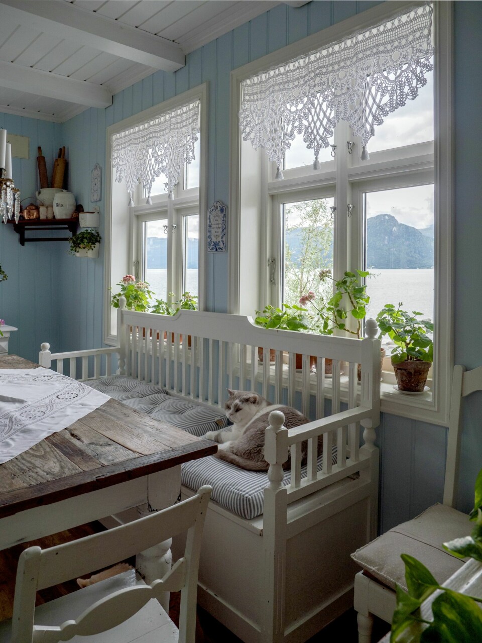 SPISEKROK: Kjøkkenbenken i empirestil fant Tone på Finn. Paret ønsket seg en benk på kjøkkenet fordi de synes det passer godt til stilen ellers i huset. Her elsker Felix å ta formiddagsluren sin.