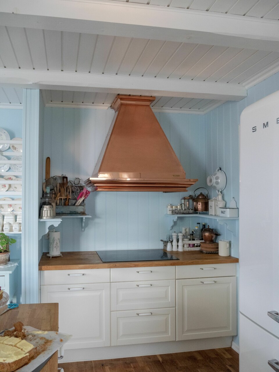 VAKKER FARGEKOMBINASJON: Hetten til kjøkkenviften er av kobber. Den fikk familien med på kjøpet da de kjøpte spisestuemøblene.