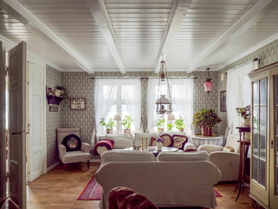 FINSTUEN: – Denne brukes når vi har besøk. Sofaen er av nyere dato og et av de få møblene i huset som ikke er fra sveitserperioden. Stolen til venstre og bordet til høyre har Tone arvet av sin kjære farmor.