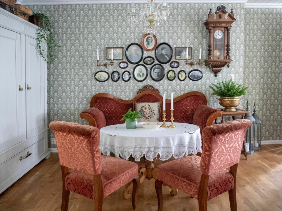 ELEGANT: Bidemeiersalongen og vegguret som begge er fra Tones farmor. I de gamle rammene henger bilder av tidligere generasjoner i familien, blant annet Tones farmor. Duken kommer fra et loppemarked.