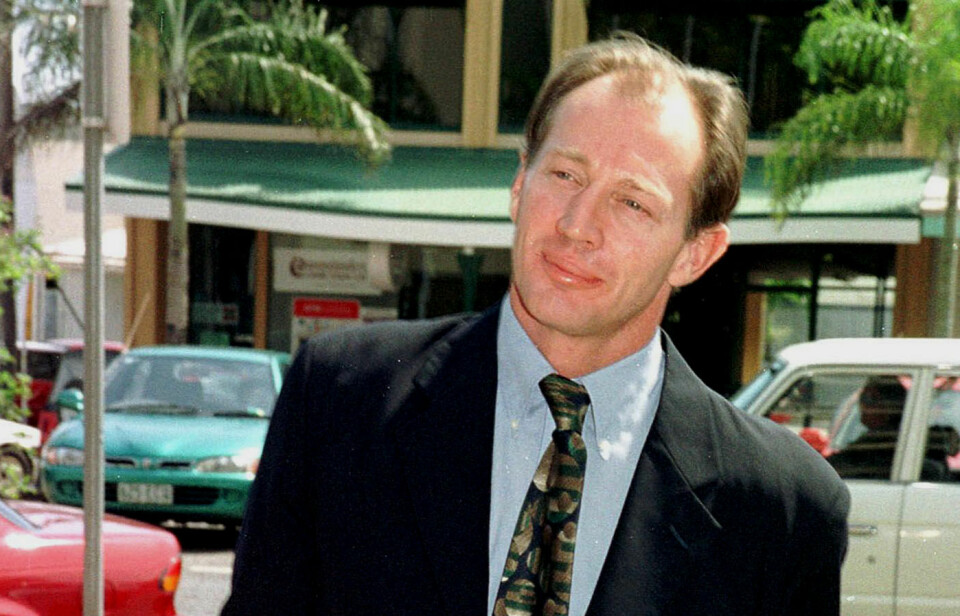 FRIFUNNET: Kaptein om bord MV «Outer Edge» Geoffrey 'Jack' Nairn på vei til retten i Cairns, 15. november 1999. Han sto tiltalt for å ha etterlatt Tom og Eileen i vannet utenfor Great Barrier Reef. Geoffrey Nairn ble til slutt frifunnet.