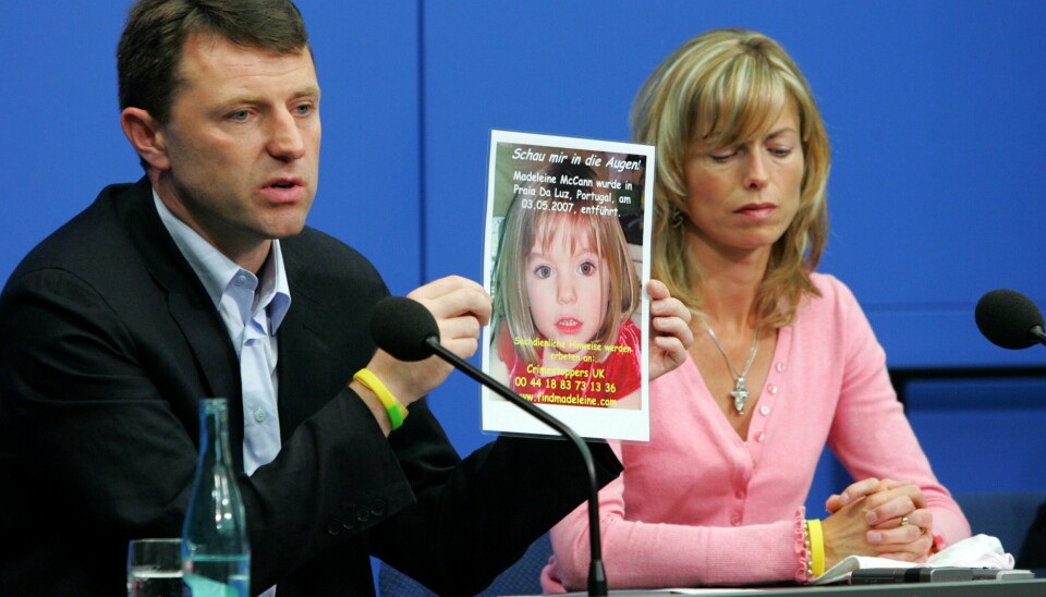 FINN DATTEREN VÅR: Madeleines foreldre Gerry og Kate McCann holder opp et bilde av datteren på en pressekonferanse i juni 2007. Kort tid senere ble de selv mistenkt av politiet for å stå bak datterens dødsfall.