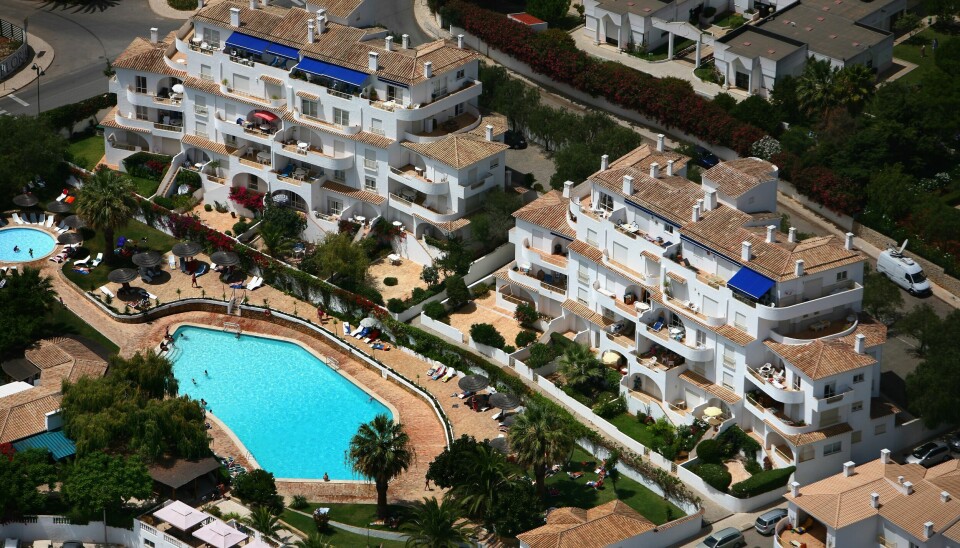IDYLLEN BRUTT: Familien McCann bodde på dette leilighetshotellet i Praia da Luz på Algarve-kysten i mai 2007. Familieidyllen ble raskt forvandlet til et mareritt som 18 år senere ennå ikke har tatt slutt.