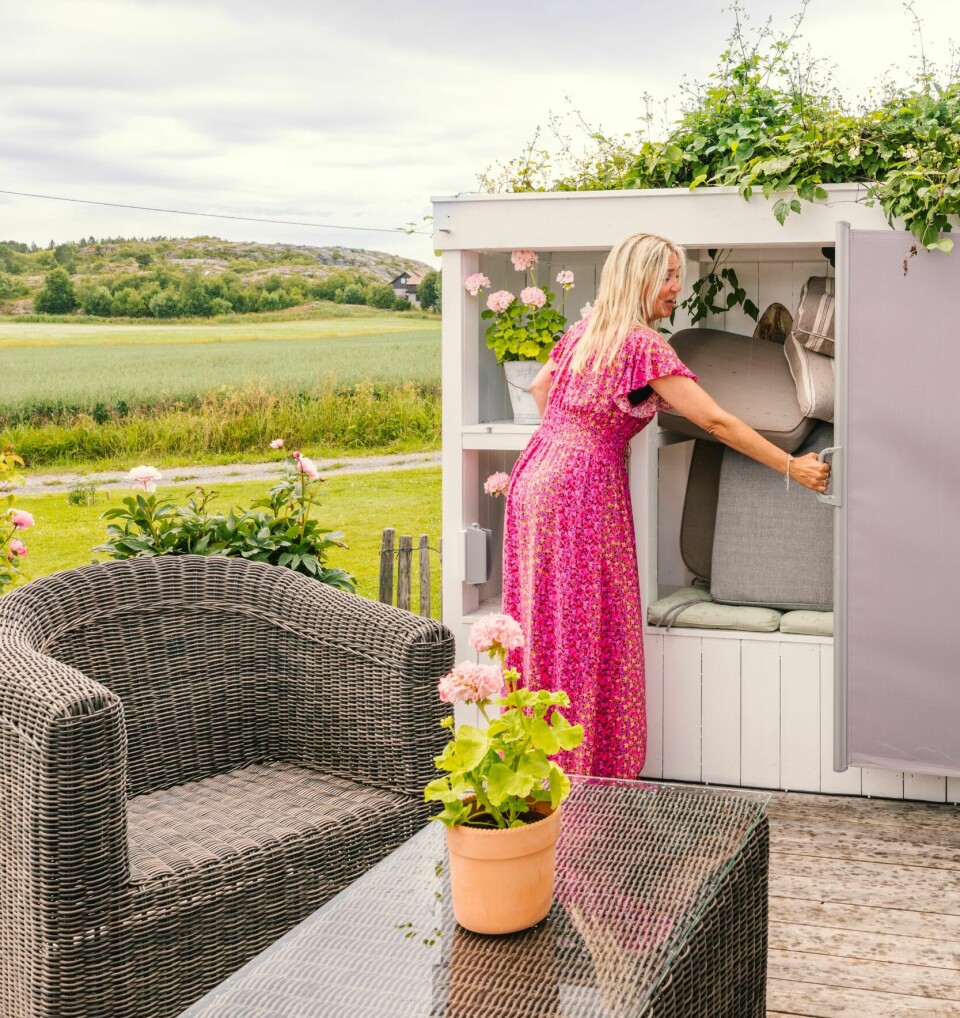 SMART: Ved plutselig regnvær er det bare å hive inn putene på benken og trekke for det som egentlig er en vindskjerm.