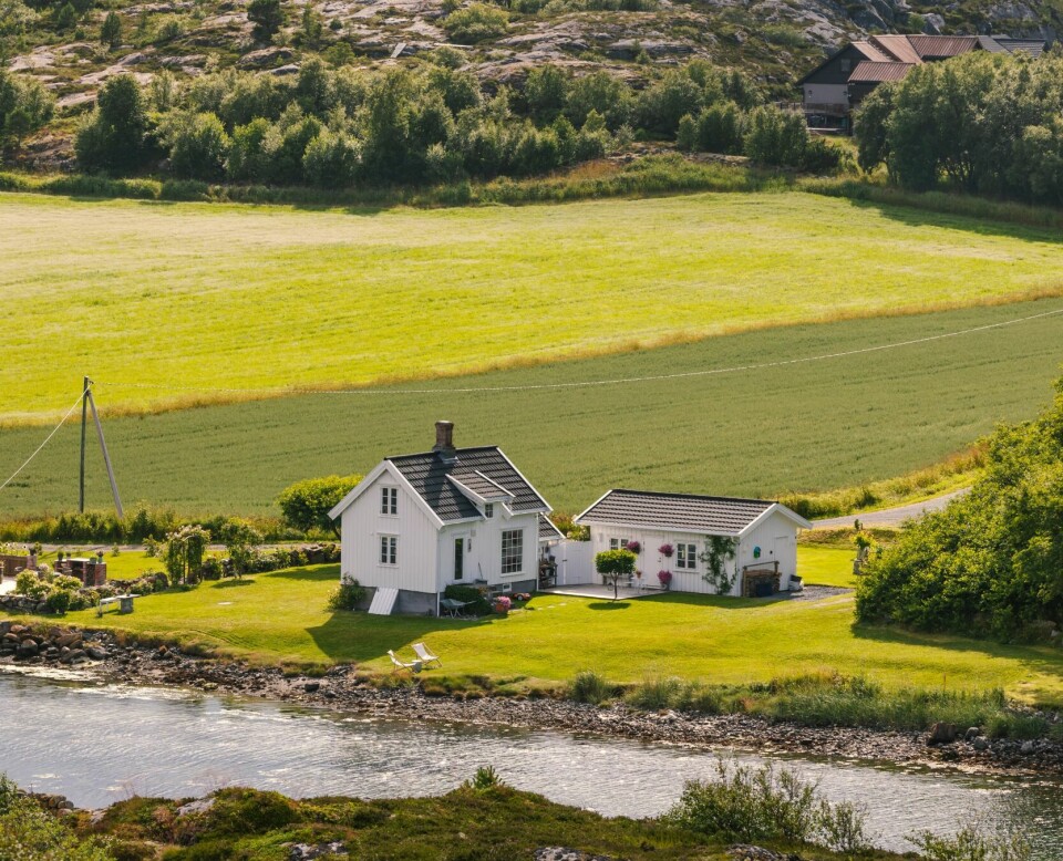 VÆRHARDT: Selve hytta var opprinnelig et lite trehus fra 1936. Området er frodig og utsatt for vær og vind. Bukten kommer inn fra det ville storhavet like utenfor.
