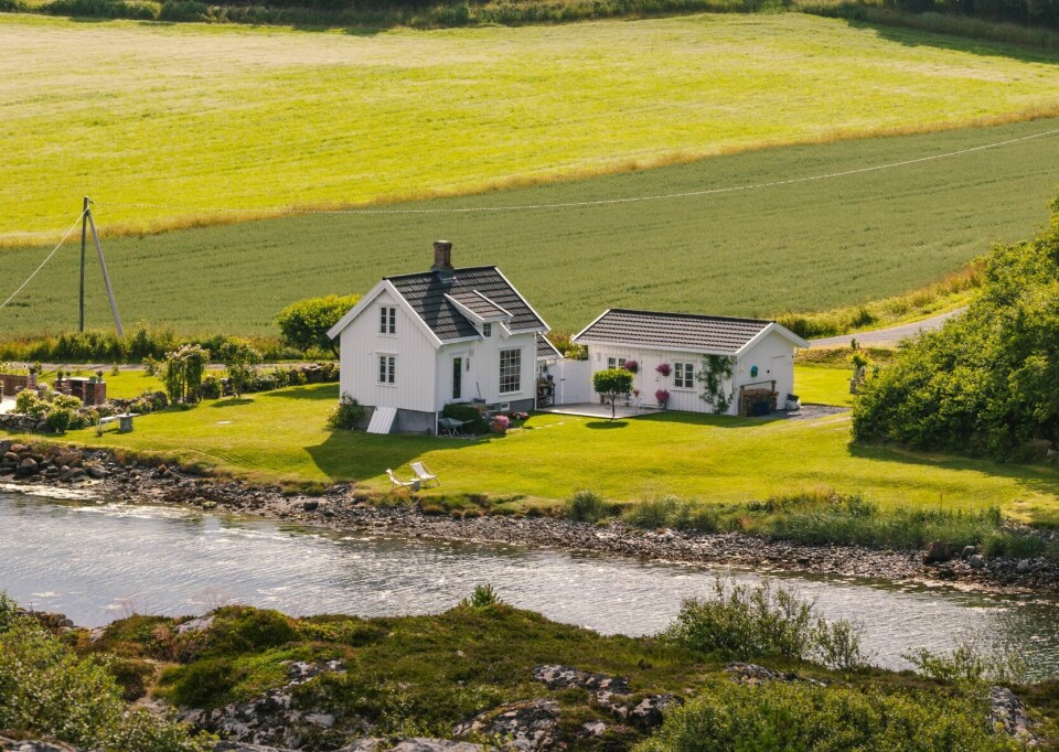 VÆRHARDT: Selve hytta var opprinnelig et lite trehus fra 1936. Området er frodig og utsatt for vær og vind. Bukten kommer inn fra det ville storhavet like utenfor.