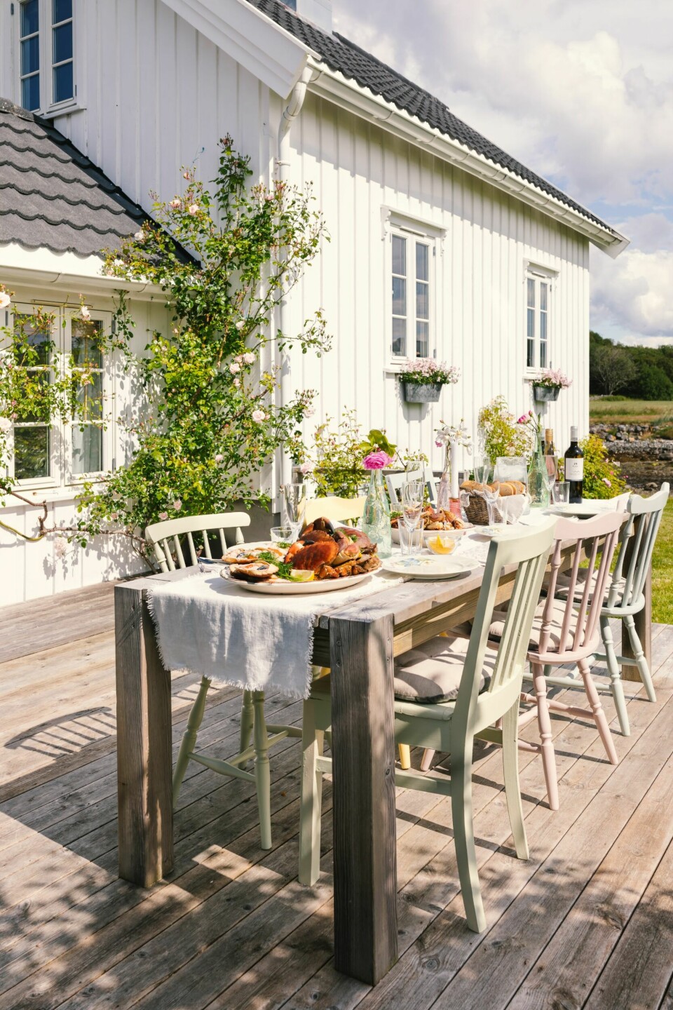 KOSELIG PLATTING: Ved finvær serveres måltidene ute. Bordet har Erlend snekret.
