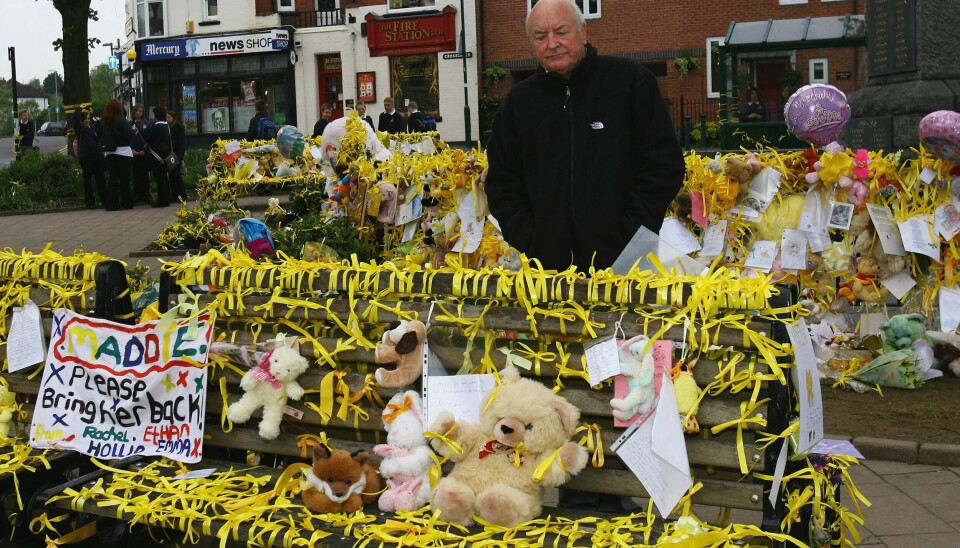 KOM ALDRI HJEM: Hjemme i Rothley i Leicestershire ventet lokalbefolkningen på at Madeleine skulle komme trygt hjem. Avbildet er hennes grandonkel Brian Kennedy. Bildet er tatt 21. mai 2007. 18 år senere har Madeleine fortsatt ikke kommet til rette.