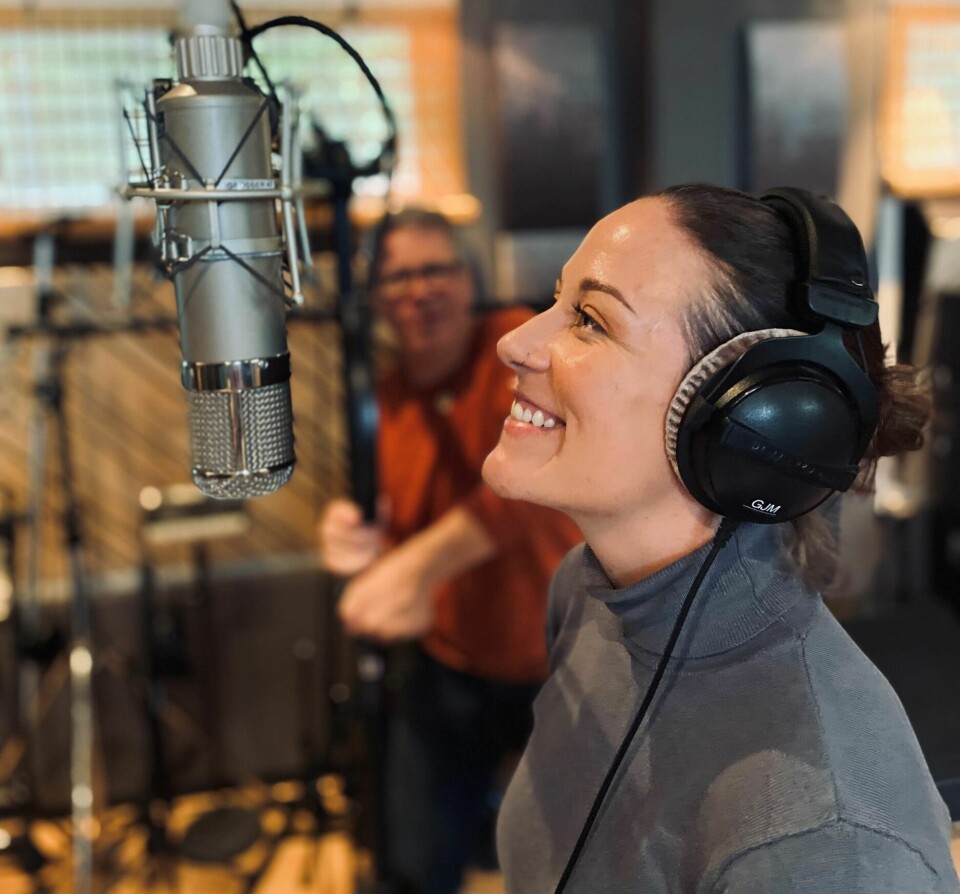 KOSER SEG: Musikeren har tilgang til studio i hjembyen Moss. Her har hun spilt inn singler og album.