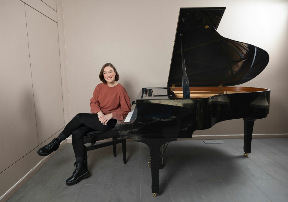 AKTIV: Dyveke spiller piano, synger og skriver egne tekster – når hun ikke er dirigent eller kanalvert!