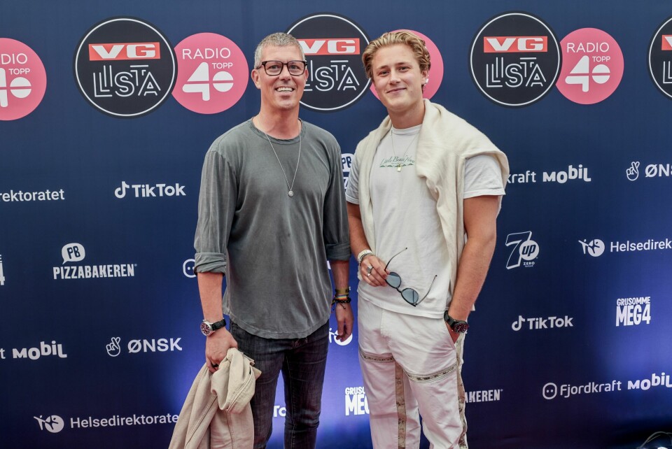 FAR OG SØNN: Jan Fredrik forteller at han har sett på «Spillet» sammen med barna, og at de elsker programmet. Her sammen med sønnen William.