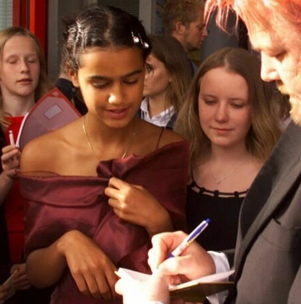 GÅTT GRADENE: Desta er oppvokst i Bergen og stilte tidlig opp som autografjeger på «Gullruten»-løperen. Her sikrer hun seg autografen til «sjefen over alle sjefer», Asgeir Borgemoen.