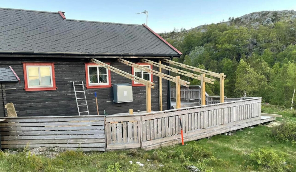 BYGGEPROSJEKT: Hytta er bygget med hjelp fra familie og venner. Her er de i gang med å lage en pergola.