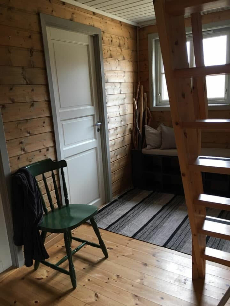 SMART: I gangen er det laget plass til både gåstaver, støvler og sko, samt laget en egen sittebenk.