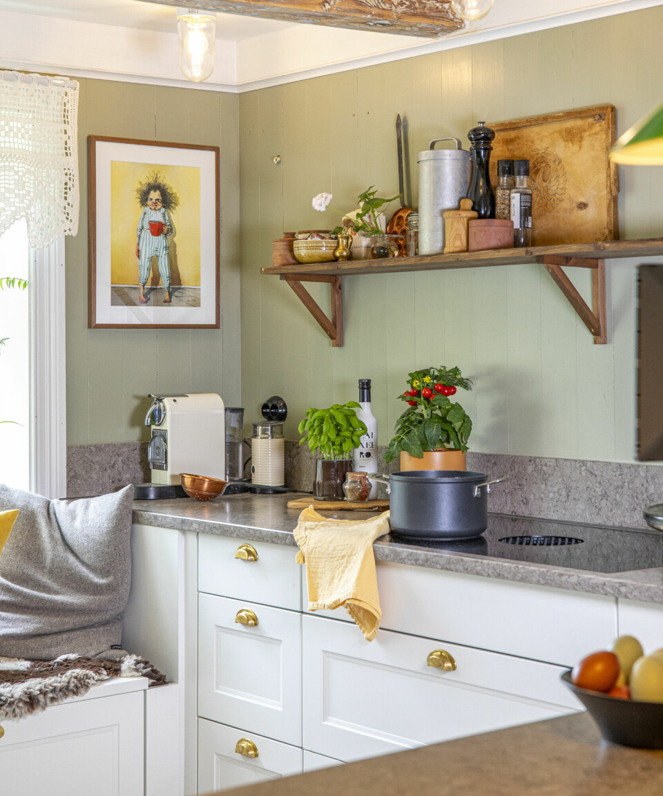 LYST KJØKKEN: Kjøkkenet var i et annet rom tidligere, men familien er veldig fornøyd med å ha flytta det hit. Innredningen er fra KEO og veggene er malt i fargen Laurbær.