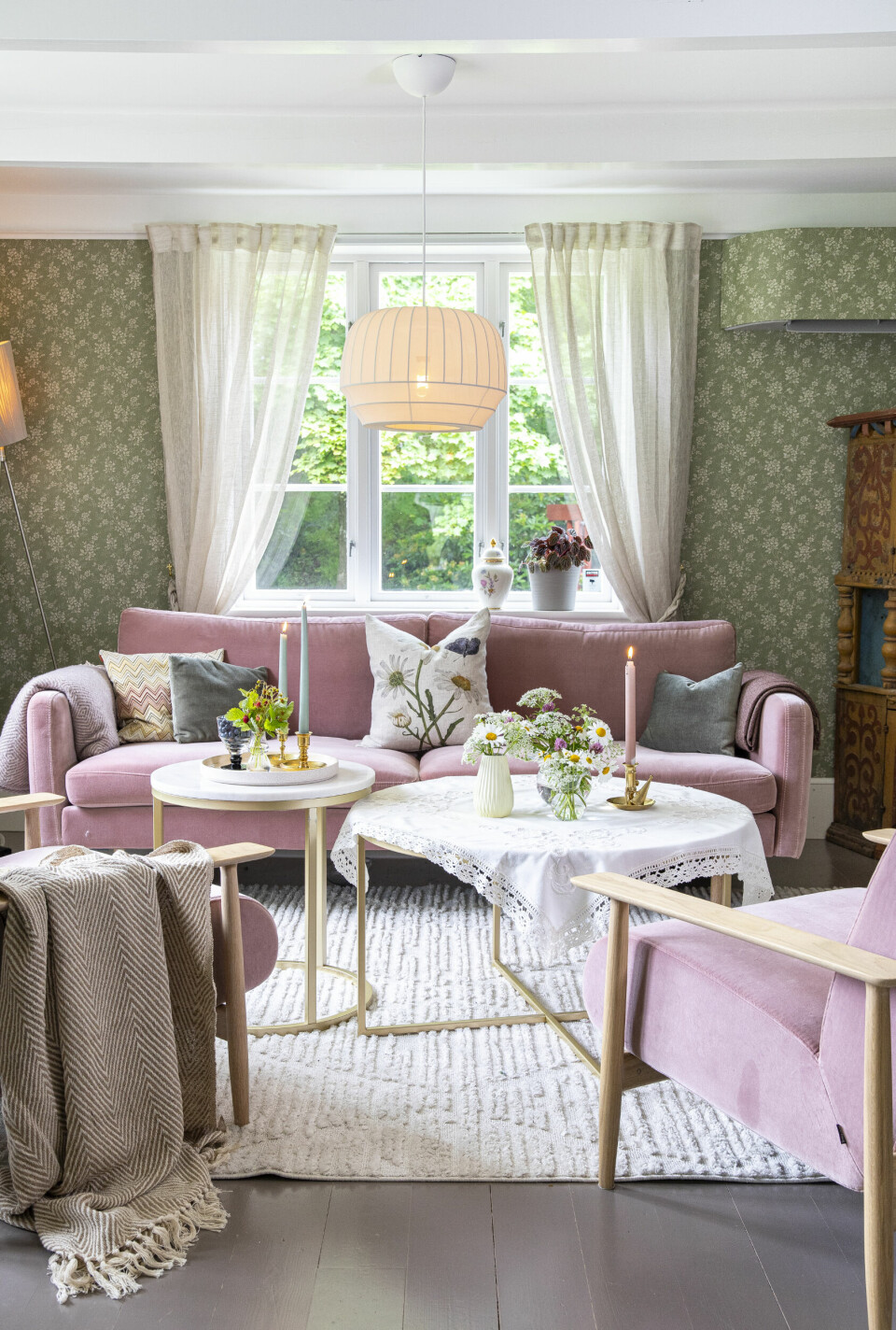 SVENSK LANDSTIL: Karen Marie får ofte kommentarer på at hun har litt svenskinspirert stil. Hun følger flere svenske kontoer på Instagram, men har aldri tenkt over at hun har en spesiell stil. Tapeten er Hip Rose fra Borås.