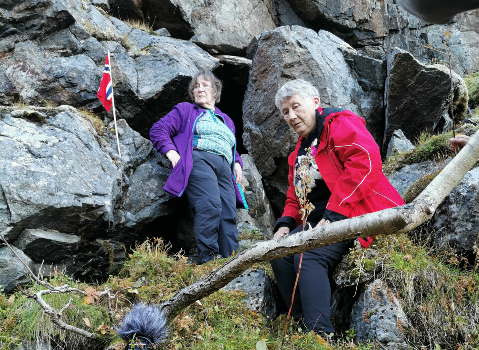 TILBAKE: – Vi føler oss nedstemte. Minnene herfra er sterke, sier Edith og kusinen Nordbjørg, som også bodde i hula i syv måneder fra oktober 1944-mai 1945.
