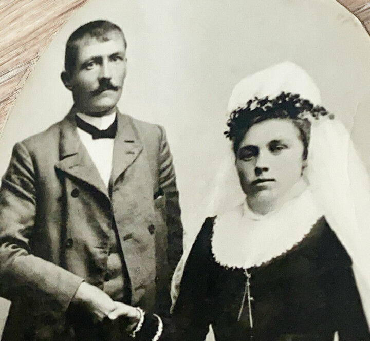 BESTEFORELDRENE: Her er Anton og Hansine, som tok vare på Edith og to av hennes søsken, pluss flere andre, da de bodde og skjulte seg i en hule på Stjernøya de siste månedene av andre verdenskrig.