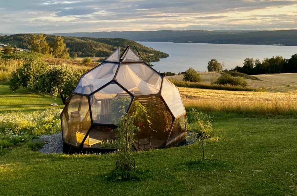 ROM MED EN UTSIKT: Hos @arcticgardener på Brandbu gir domen fra naturly.no ly for vær og vind mens man kan nyte utsikten. Her er det god plass til dyrking og venner rundt bordet. Den runde konstruksjonen og profilene gjør veksthuset robust til å tåle vind og snø.