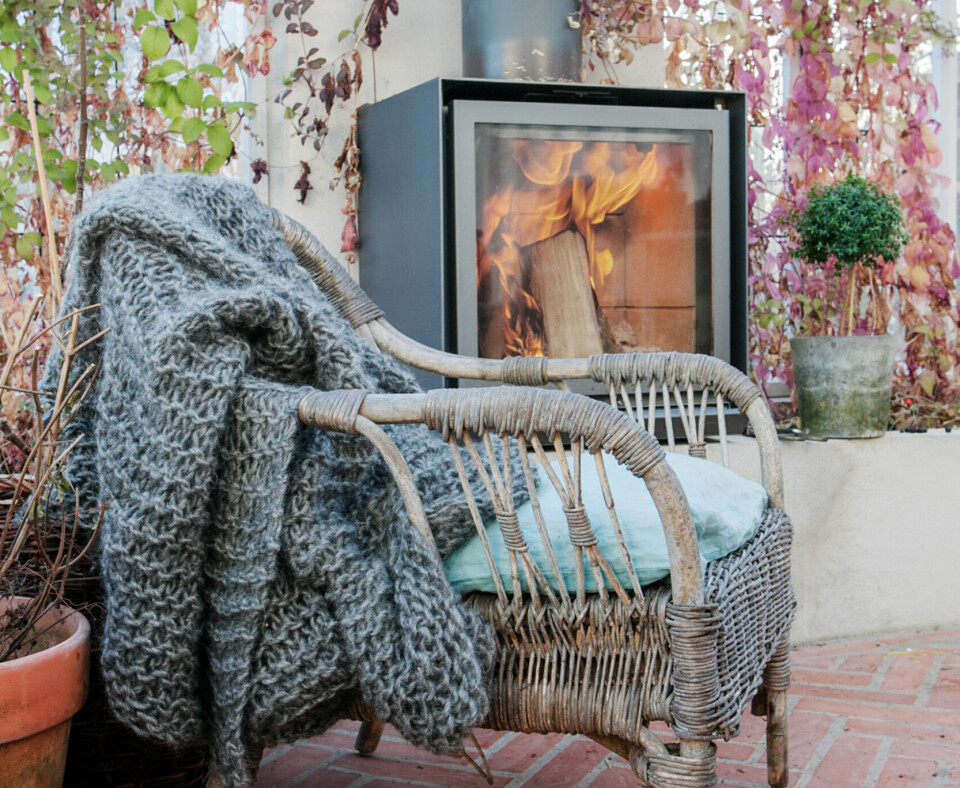 PEISKOS: I et større veksthus er det mulig å ha en liten peisovn som varmer opp rommet på et øyeblikk. Her kan man drømme seg bort med en god bok og noe varmt i koppen. Inspirasjonsbilde fra Sweden Green House.