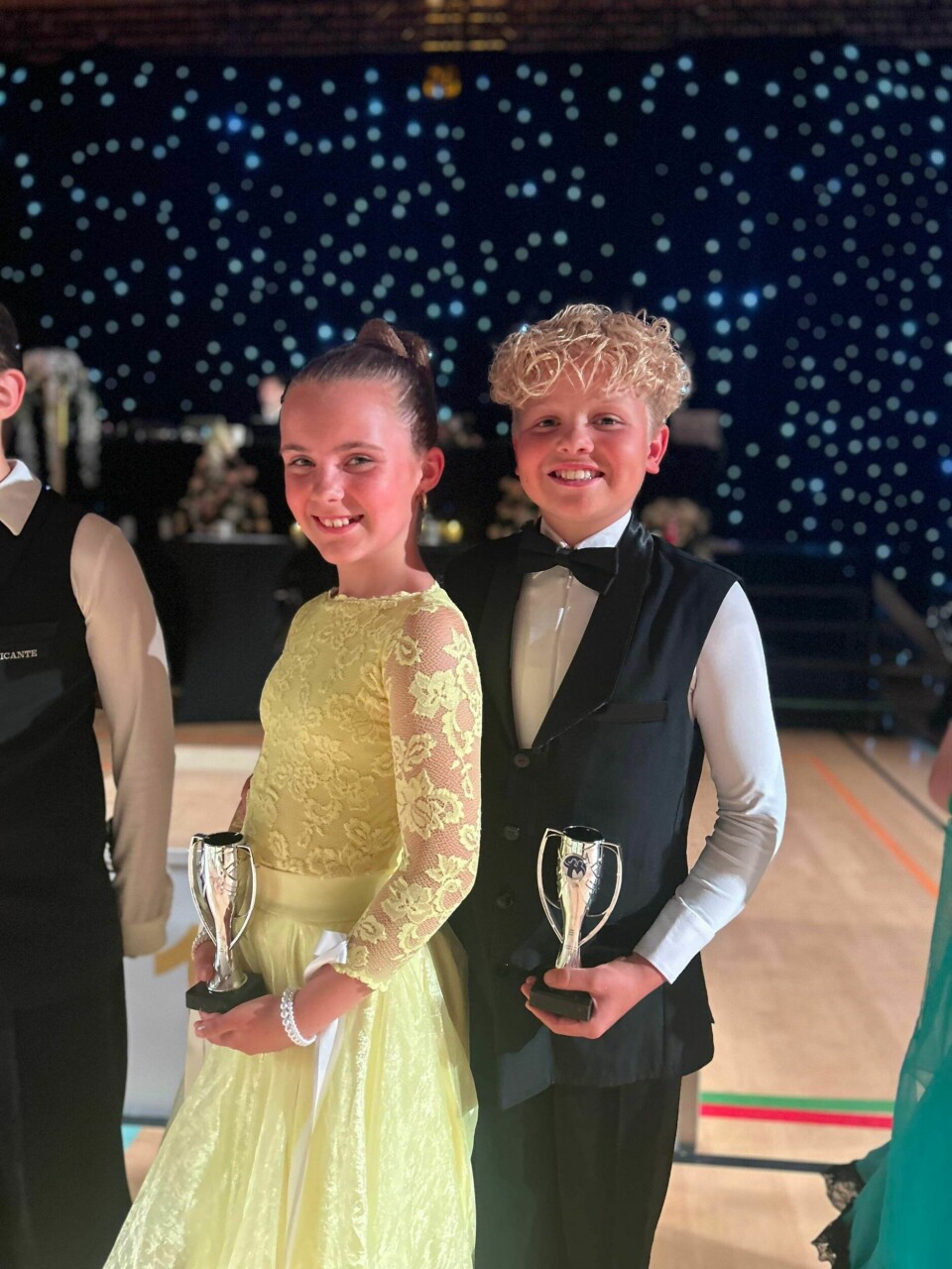 MAMMAS FOTSPOR: Begge Gydas sønner driver med konkurransedans. Her er sønnen Colin med dansepartner Mia med sølvpokal i junior-NM i 2024.