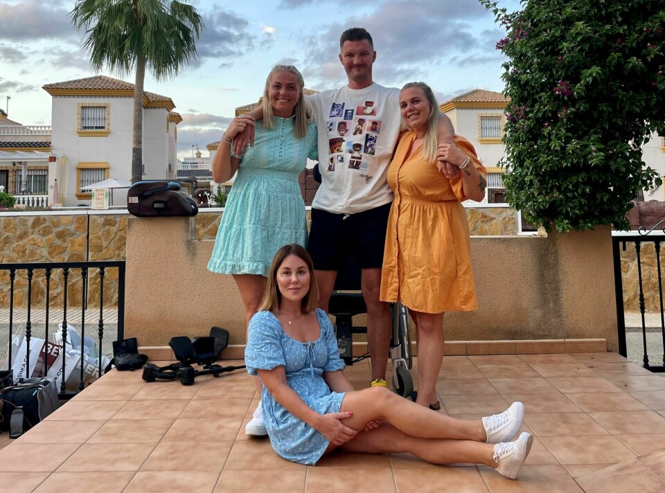 SYDENTUR: Det har vært ekstra viktig for Nils Arne å kunne reise mens han fremdeles kunne. Assistent-teamet ble med. T.v.: Ida Beraas Hansen, Nils Arne Morka, Eve Julie Gulliksen Næss, foran sitter Mai-Therese Tangen. Bildet er fra turen til Spania i 2023.