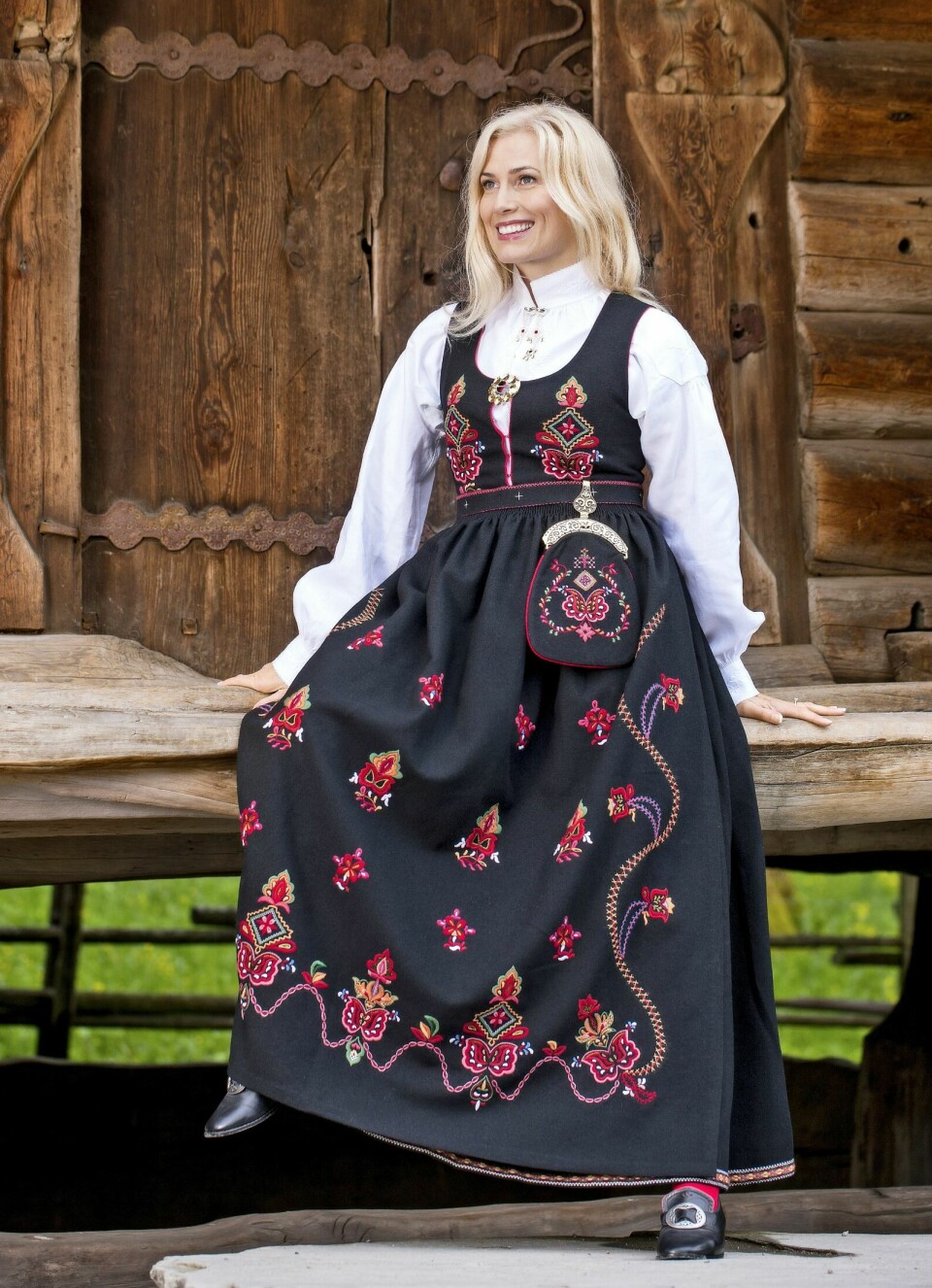 I DAG: Det finnes ti forskjellige, broderte bunader fra Sunnmøre. De har alle mange fellestrekk, men det er Ørskogbunaden fra 1927 som har fått størst utbredelse. Den finnes i både sort og blått stoff.