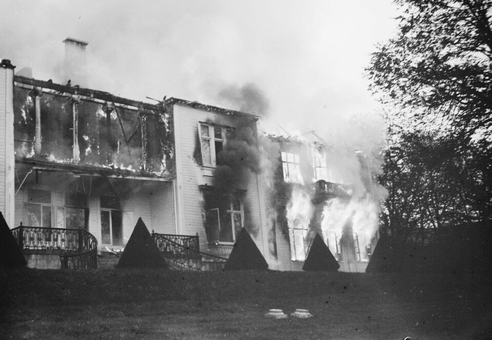 BRANN PÅ SKAUGUM: Da den staselige trebygningen på Skaugum ble totalskadet av brann 20. mai i 1930, klarte de å redde ut en god del av innboet og verdisakene fra kronprinsresidesnsen. Men kronprinsesse Märthas Ørskogbunad gikk dessverre tapt i brannen.