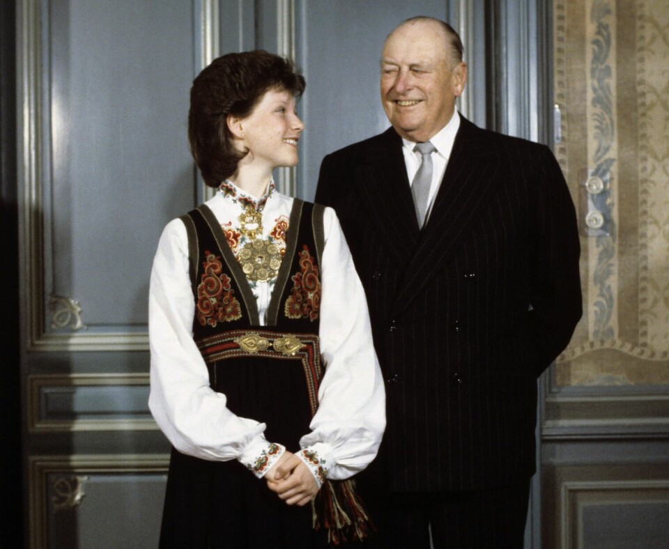 KJÆRT MINNE: Da kronprinsesse Märtha fylte 50 år i 1951, fikk hun også en Øst-Telemarksbunad. Denne bunaden arvet barnebarnet, prinsesse Märtha Louise, til sin konfirmasjon i 1986. Her er konfirmanten sammen med sin farfar, kong Olav.
