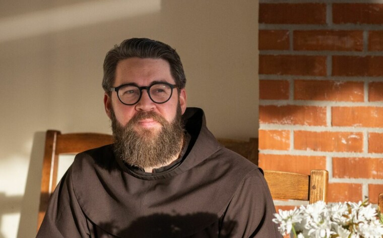 ET STORT VALG: Som ung gutt het han Thomas Hole. Han ble forelsket i jenter og vurderte å kanskje bli lærer. 40 år gamle Pater Hallvard tar et tilbakeblikk på valget han tok.