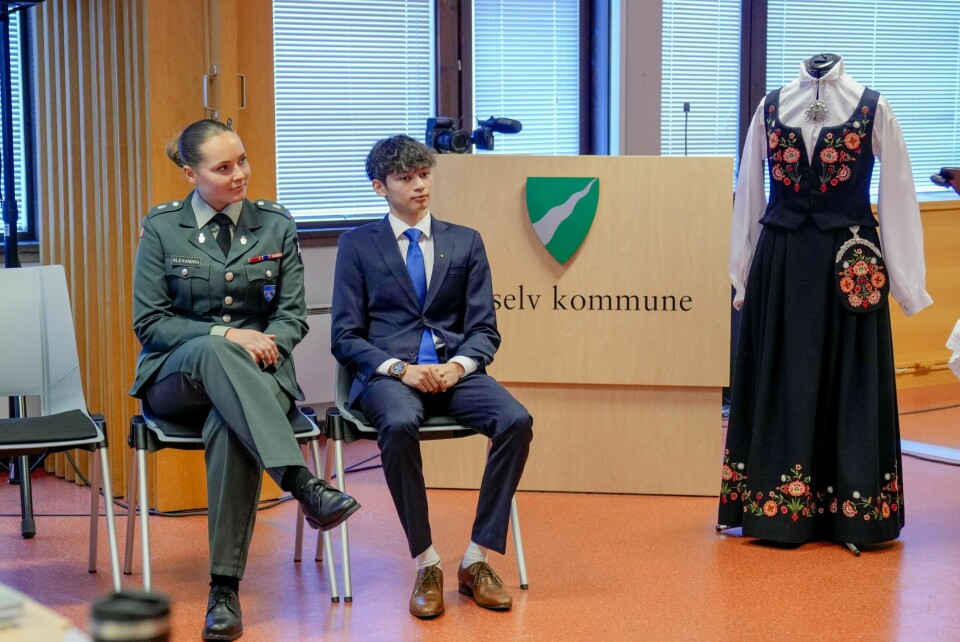 HØYTIDELIG OVERREKKELSE: Få dager før hun dimitterte fra Forsvaret, fikk prinsessen sin ny bunad fra Bardu og Målselv.