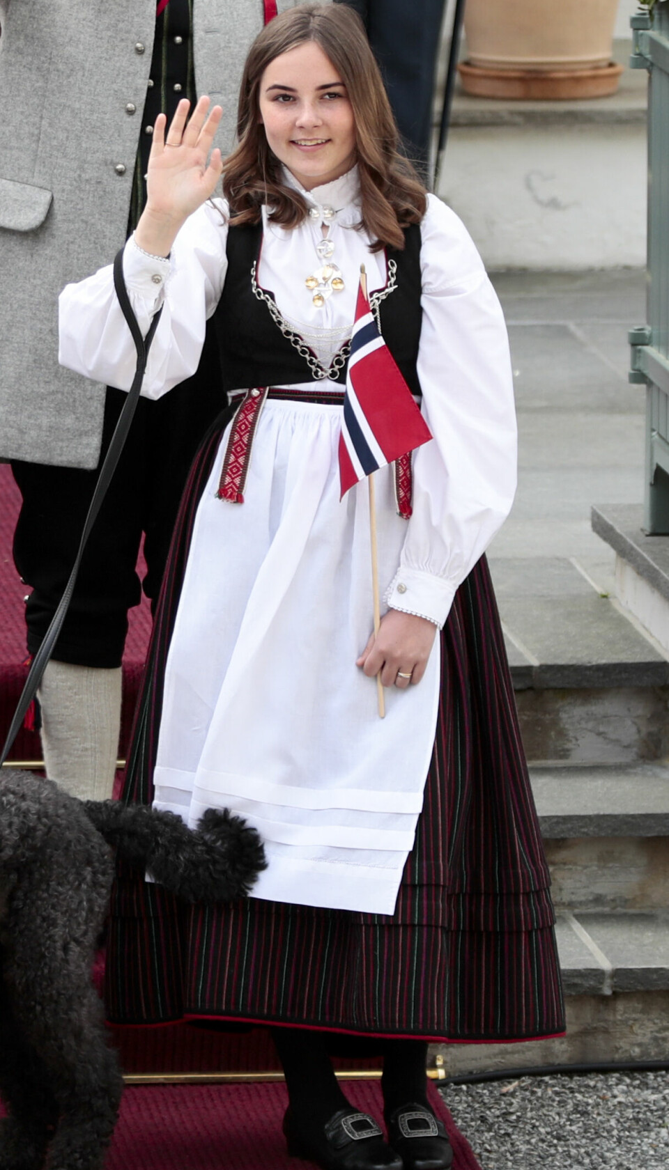 DÅPSGAVE: Prinsesse Ingrid Alexandra fikk Vest-Agder-bunad i gave fra Kristiansand kommune da hun ble døpt i 2004. Hun vil i løpet av livet får tre eller fire utgaver av bunaden. Dette bildet er fra 17. mai 2019.