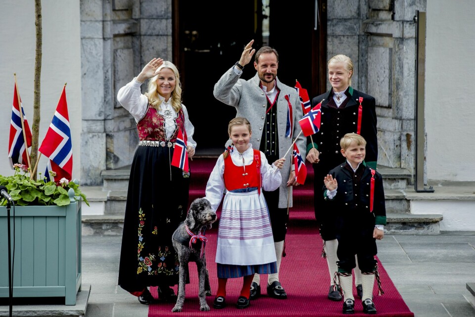 BUNADSFAMILIE: I 2013 stilte hele kronprinsfamilien i bunad. Mette-Marit i bunad fra Rogaland, Haakon i Asker-drakt og Ingrid Alexandra, Sverre Magnus og Marius i bunader fra Vest-Agder.
