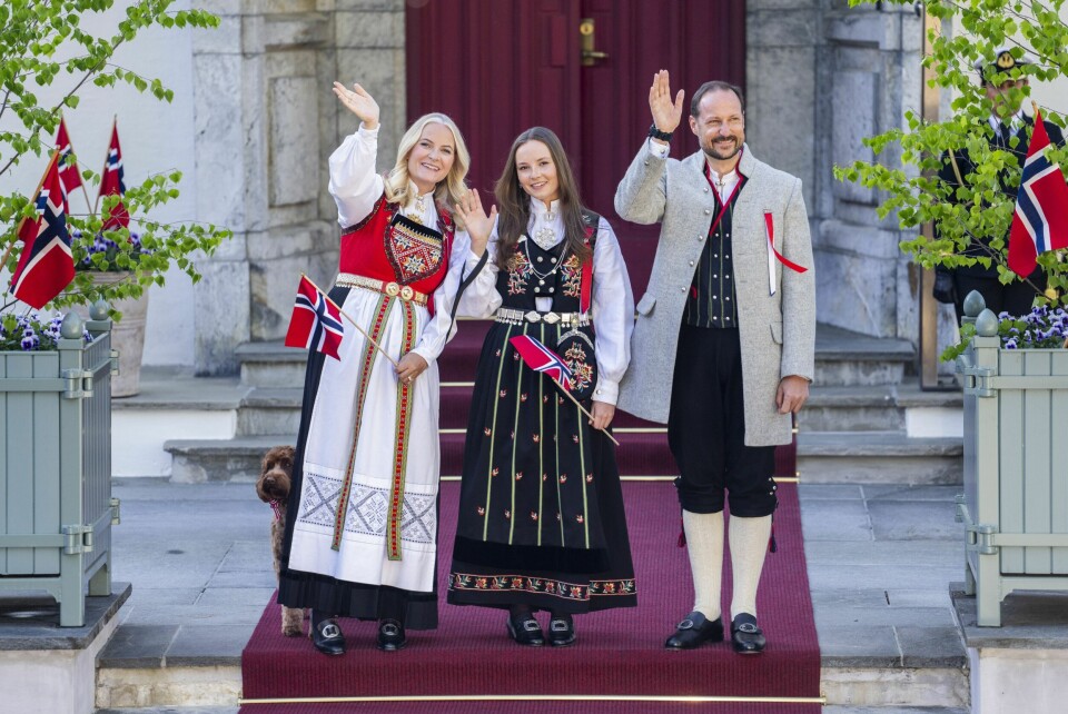 DEBUTEN: Prinsesse Ingrid Alexandra bar sin Numedalsbunad for første gang da hun sammen med kronprinsparet hilste barnetoget i Asker 17. mai i fjor.