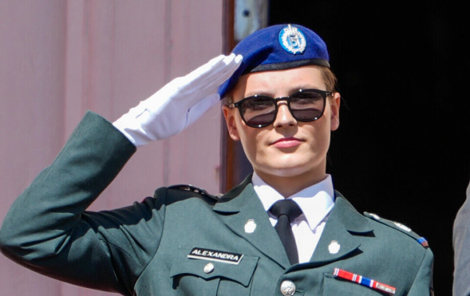OVERRASKET: 17. mai i 2024 stilte prinsesse Ingrid Alexandra i uniform på Slottsbalkongen. Velger hun bunad i 2025?