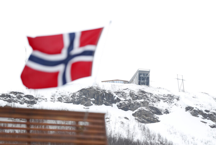 BRRRR: Mens flaggene får vaie i sommervind i Sør-Norge på 17. mai, må folk i de nordligste fylkene forberede seg på kald vind og trolig også sludd og snø. Bildet er tatt i Tromsø 17. mai 2022.