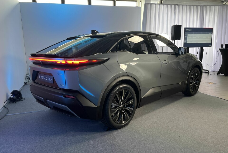 NORGESPREMIERE: Med firehjulsdrift har elektriske C-HR+ hele 343 hestekrefter, som gjør modellen til den sterkeste Toyota-personbilen noensinne. 77 kWt-batteri (brutto) gir en rekkevidde opptil 525 kilometer, 600 kilometer med kun forhjulstrekk.
