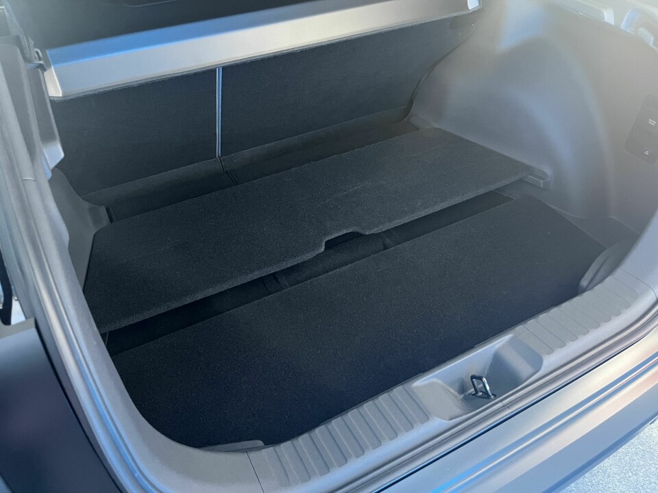 PLASS: Bagasjerommet tar 416 liter, omtrent som Nissan Ariya, og 36 liter mindre enn bZ4X.