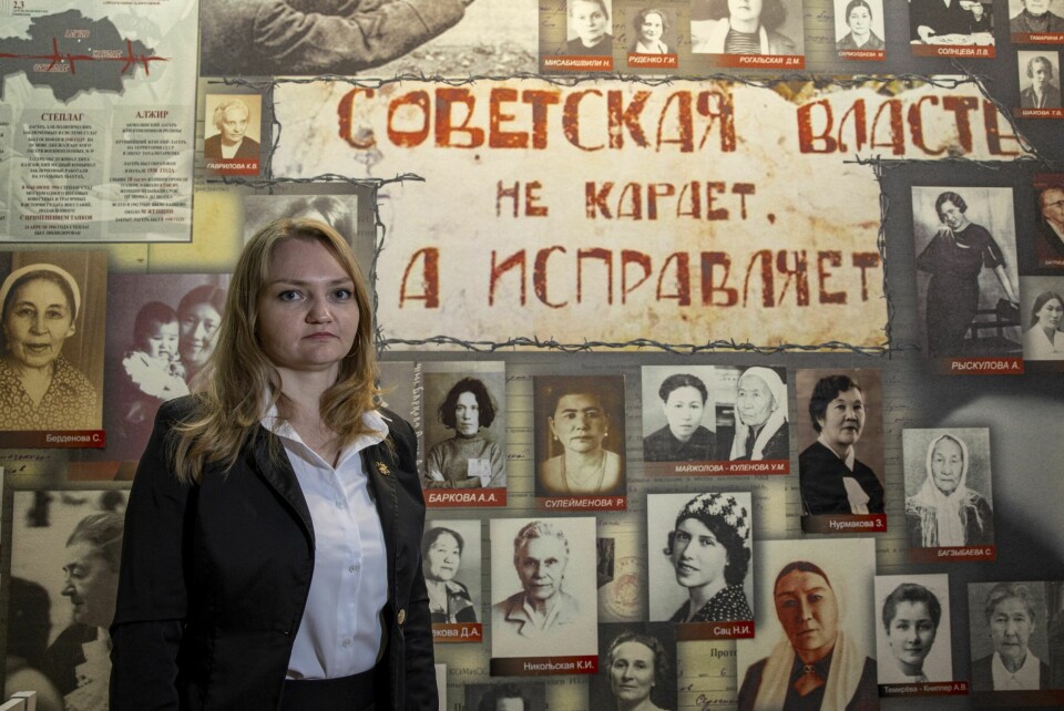 KJENNER HISTORIEN GODT: Mariya Drebezgova foran en vegg med bilder av kvinner, som satt i Karlags arbeidsleir.