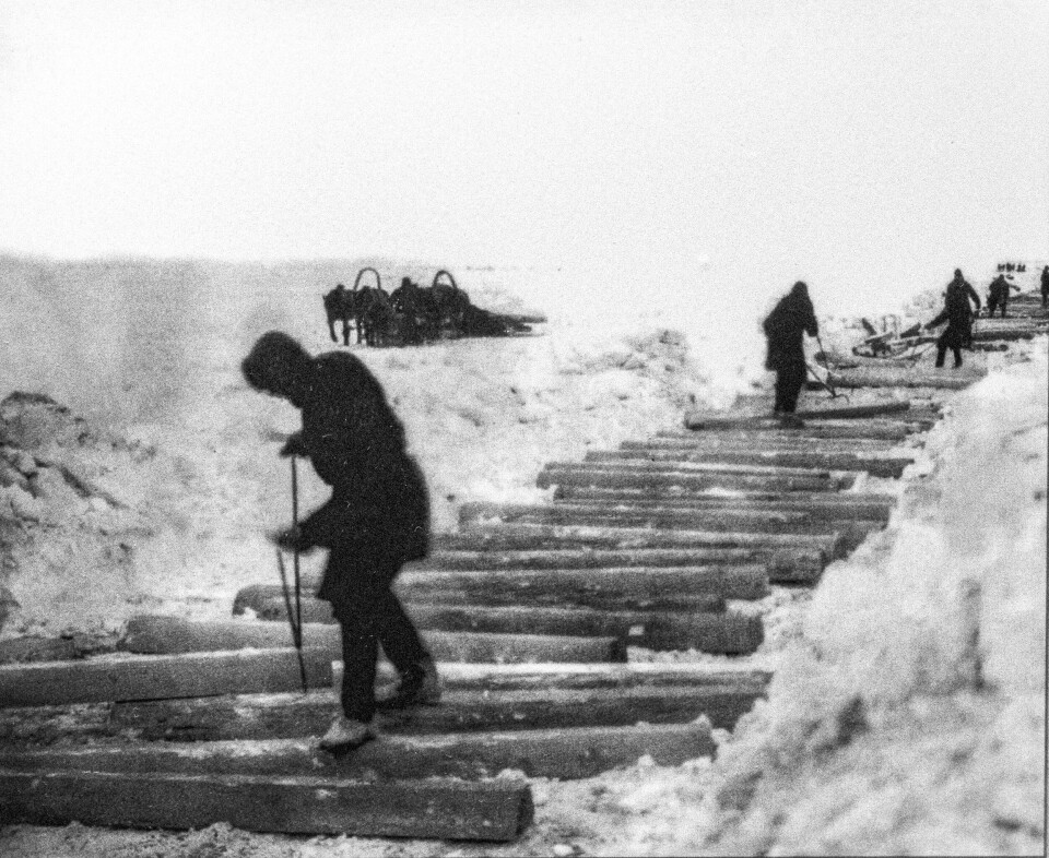 LEGGER SKINNER I VINTERKULDA: Fanger i Karlag legger togskinner under vinteren 1940 eller 1941.