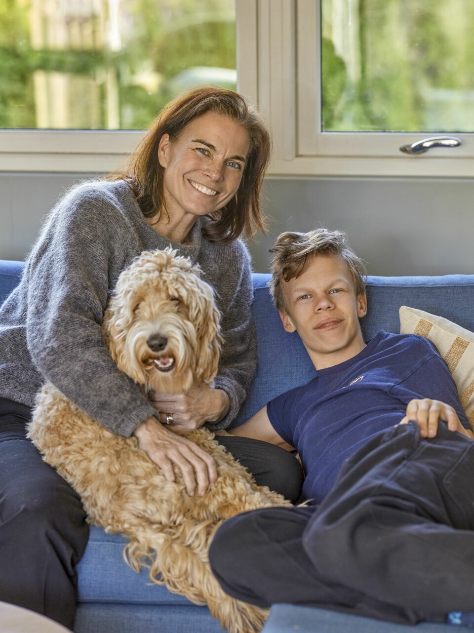 VOKSENSTØTTE: Mikkel trenger å ha oss voksne rundt seg, sier mamma Martine. Ellen er en av huset firbente bestevenner.